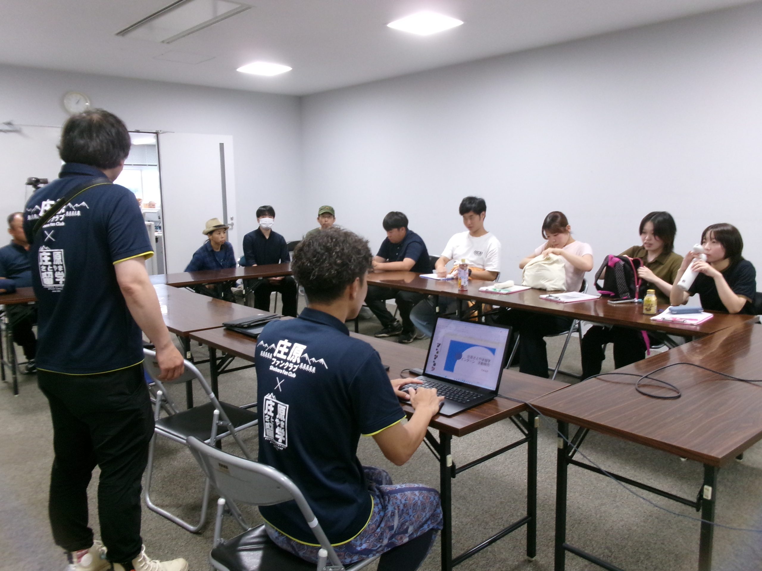 最終日の振り返りで、参加者と関係者が活動を共有する様子