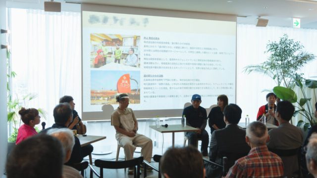 昨年度の庄原トークショーで登壇者と参加者が集う様子