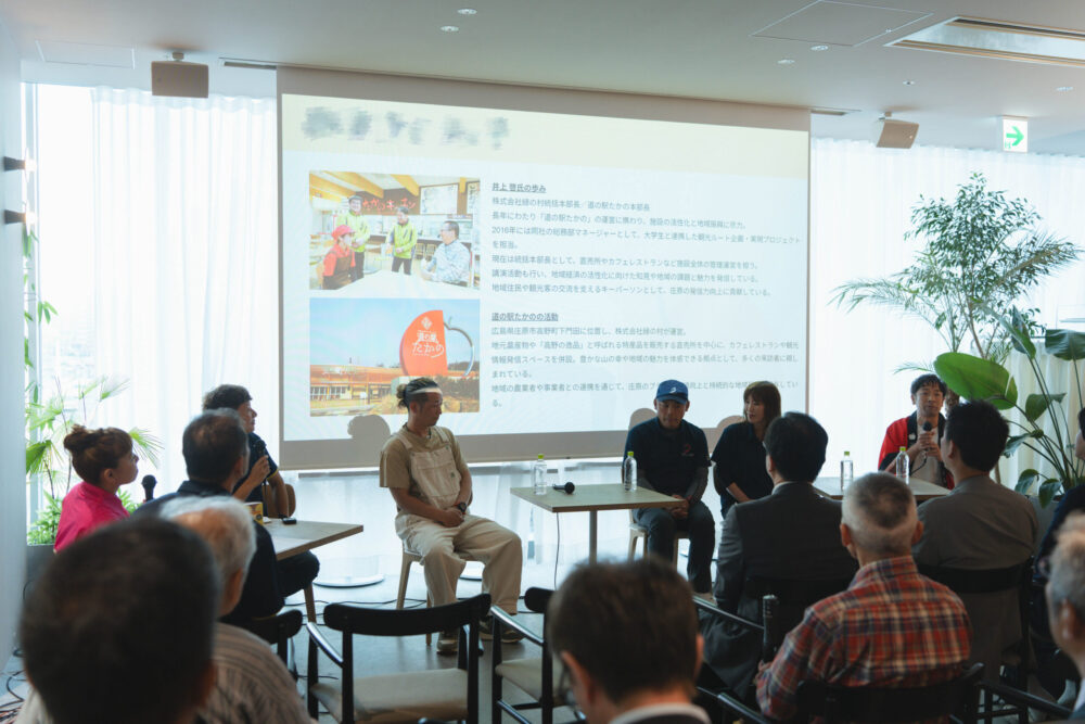 昨年度の庄原トークショーで登壇者と参加者が集う様子