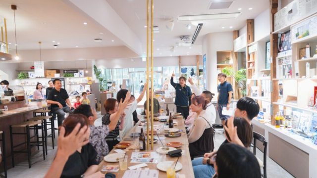 miobyDoTSで参加者が食事を囲んで交流する様子